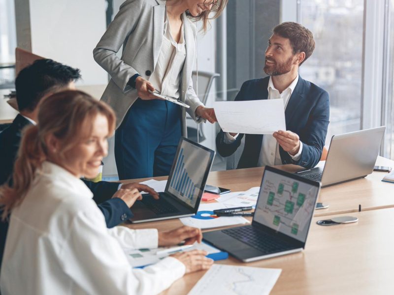 AI i automatyzacja zmieniają rynek pracy w Polsce i na świecie. Zobacz, jak ocenić swoją sytuację zawodową na przełomie 2025 i 2026 roku.