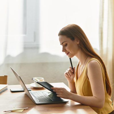 Osoba przygotowuje skuteczne CV pracując przy laptopie i analizując swoje doświadczenie zawodowe.