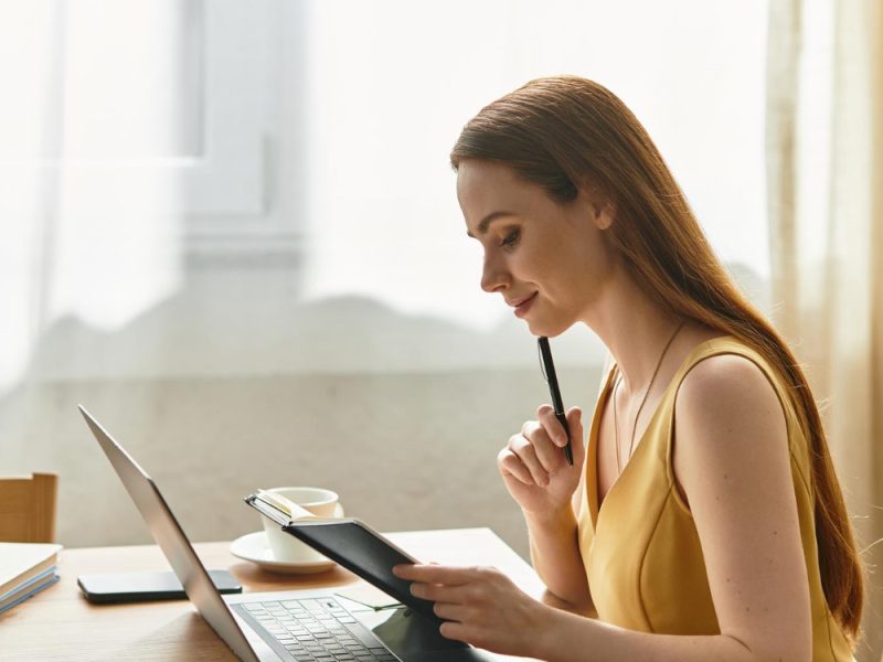 Osoba przygotowuje skuteczne CV pracując przy laptopie i analizując swoje doświadczenie zawodowe.